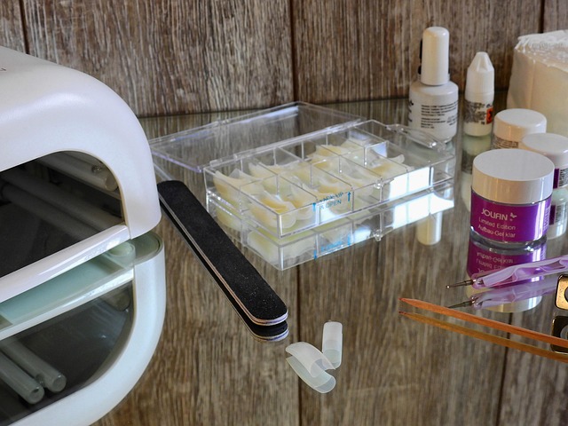 Devenir prothésiste ongulaire grâce à la reconversion professionnelle