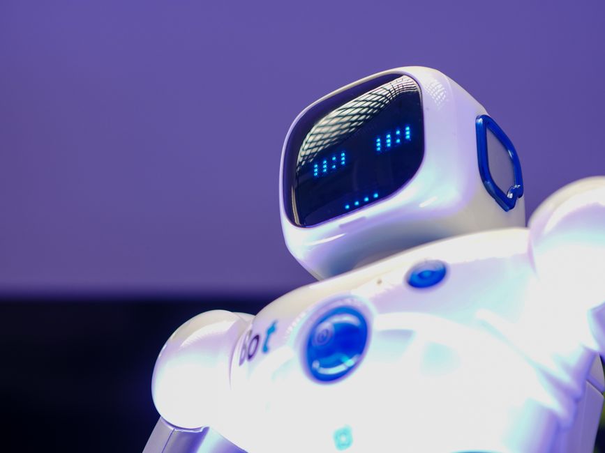 Comment se reconvertir dans l'intelligence artificielle : guide complet des métiers et formations